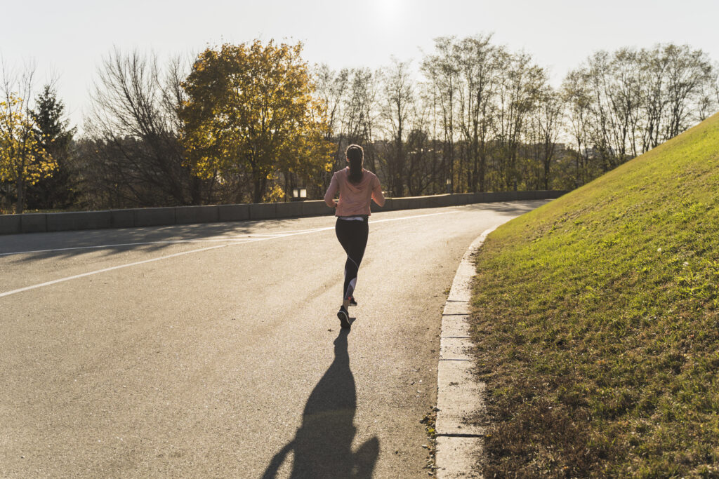 Hérnia de disco: posso correr e treinar? Guia prático do que fazer (e do que evitar)